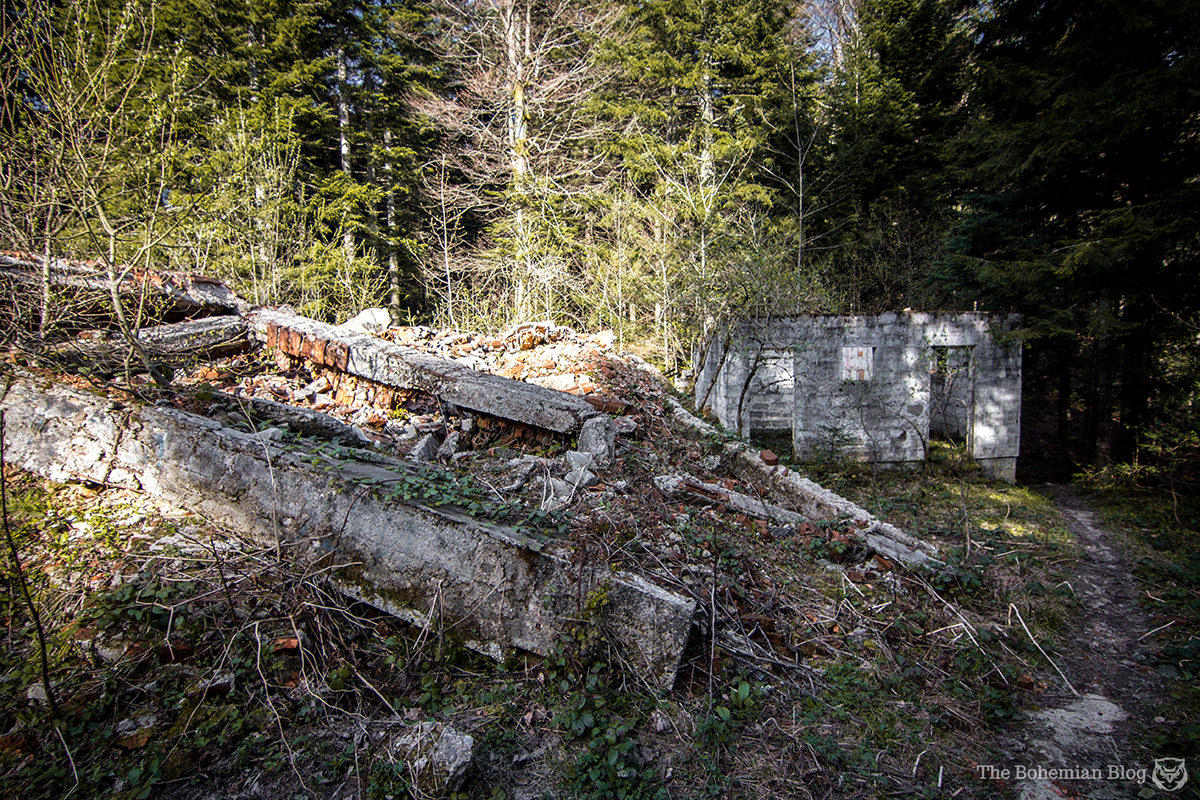 The ruins of what might once have been a visitor centre, sat between the road and the abandoned monument.