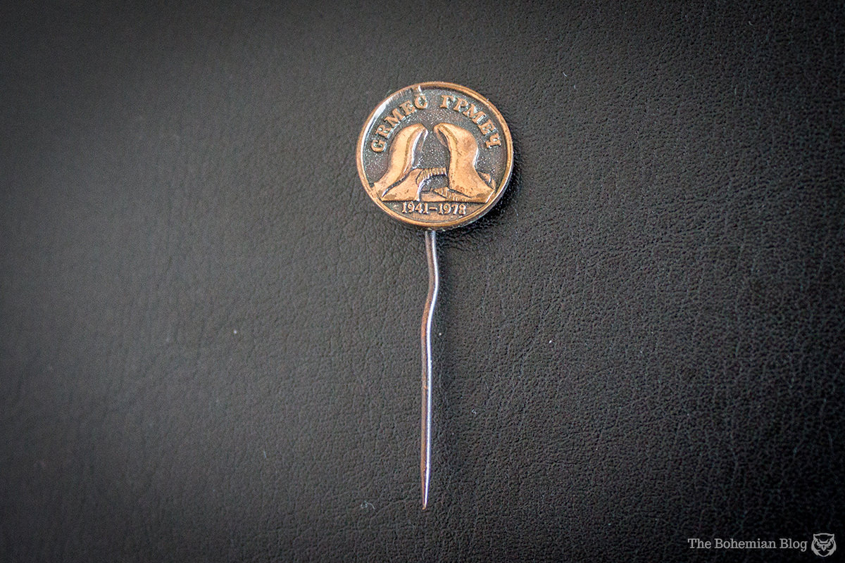 A commemorative lapel pin featuring the Grmeč Spomenik.