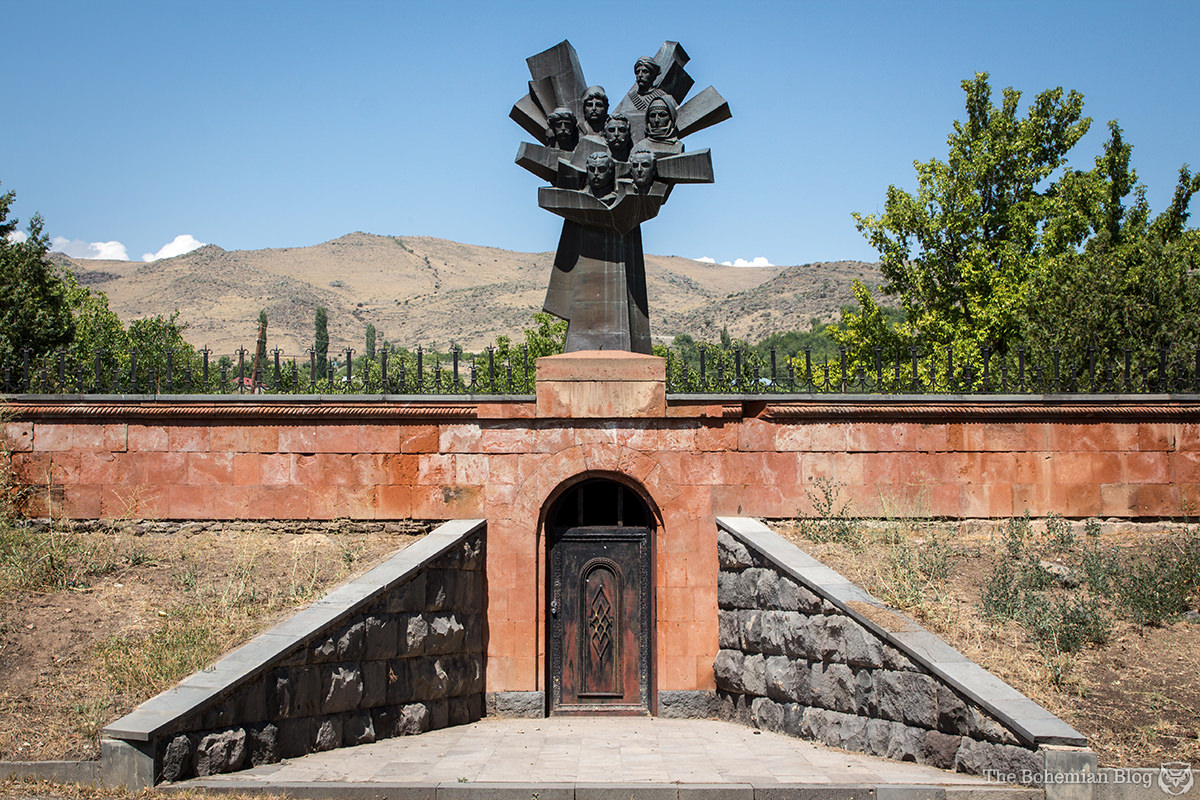Memorial to the Seven Militiamen (Yuri Minasyan, 1989). Ujan, Armenia.
