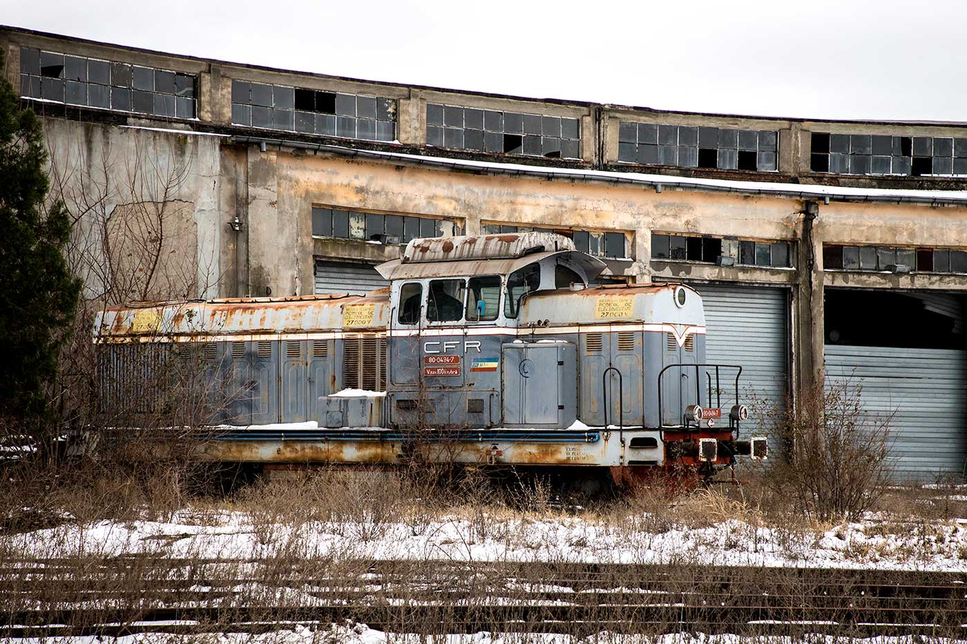 A Class 80 diesel hydraulic – built between 1966 and 1985 by Faur – left rusting beside a railway turntable.