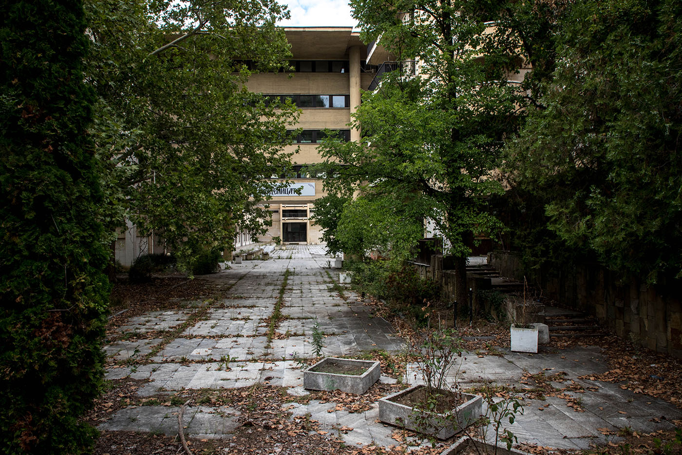 The state of the courtyard a year after closure. Interhotel Veliko Turnovo, September 2022.