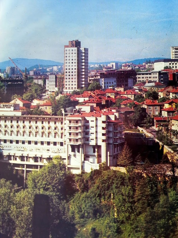 A tourist photo of Interhotel Veliko Turnovo from the late 1980s.