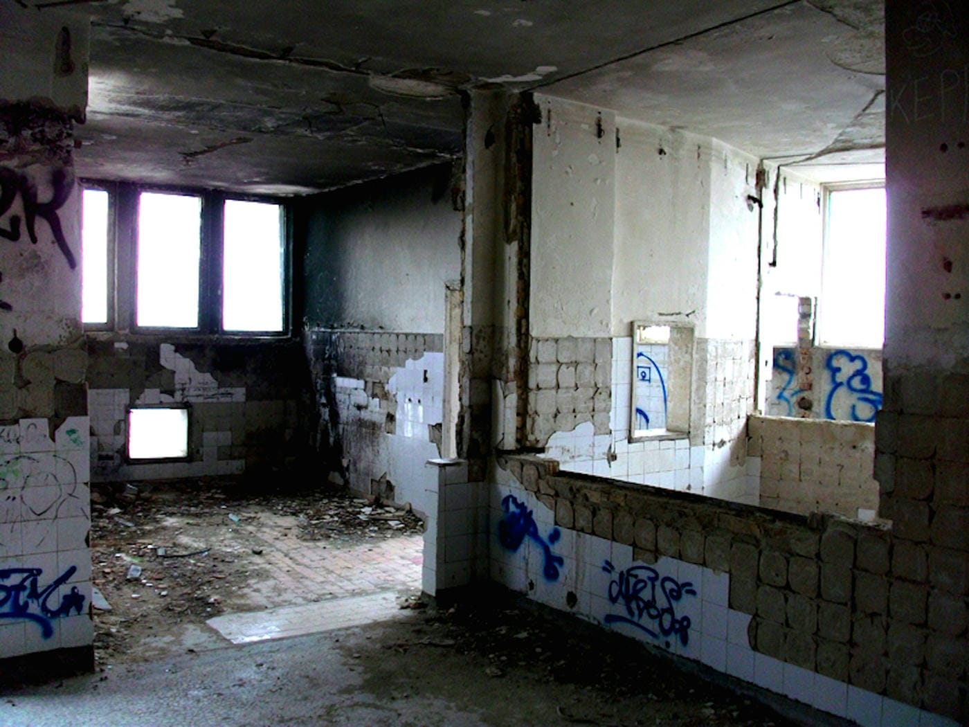 The fallen restaurant: exploring a ruin with a view on the edge of a cliff high above the Bulgarian Black Sea 