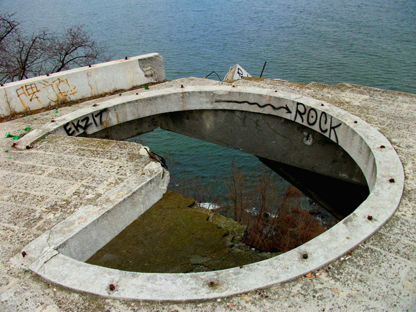 The fallen restaurant: exploring a ruin with a view on the edge of a cliff high above the Bulgarian Black Sea 